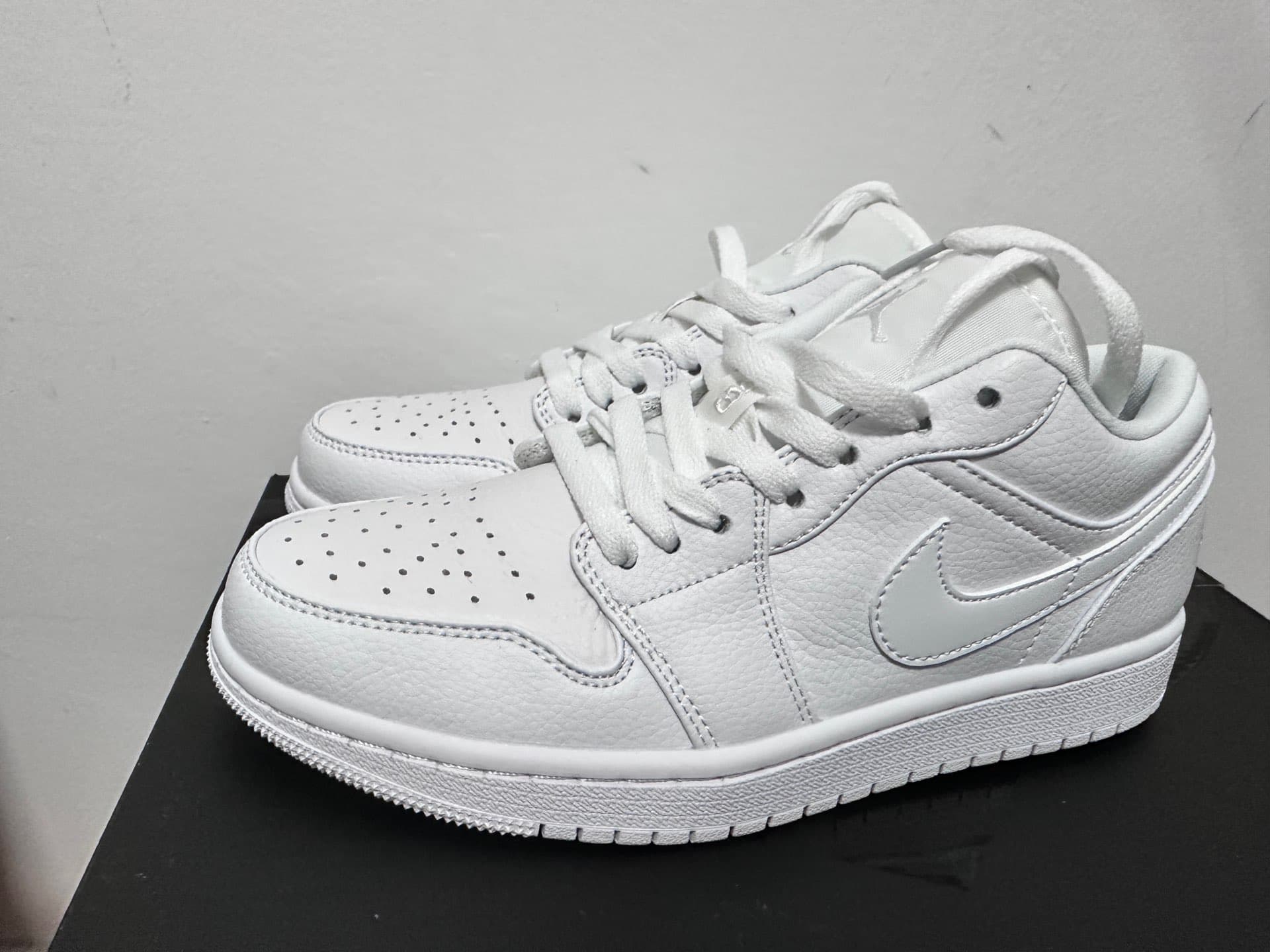 Jordan Air Jordan 1 low triple white - фото покупателя Павел