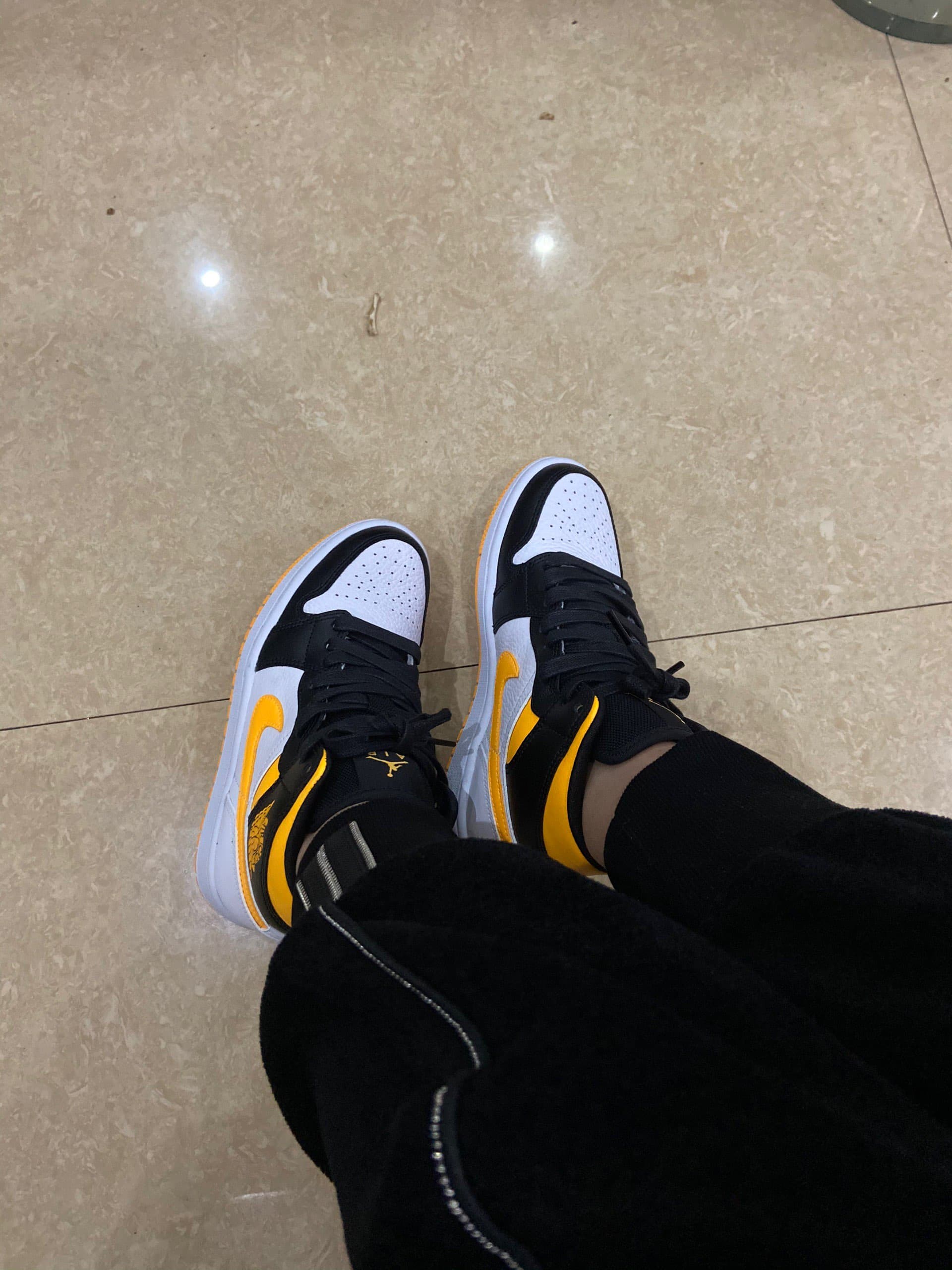 Jordan Air Jordan 1 Mid SE White Laser Orange - фото покупателя Гена