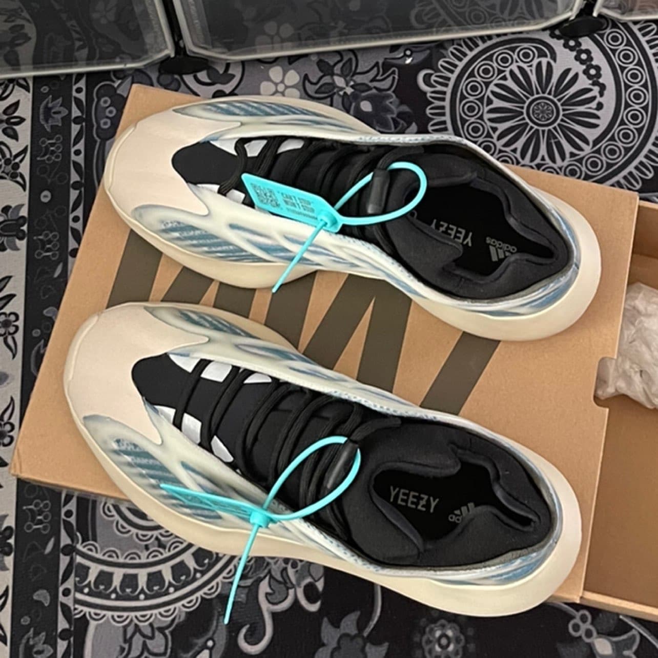 adidas originals Yeezy boost 700 V3 2.0 "Kyanite" - фото покупателя Юрий