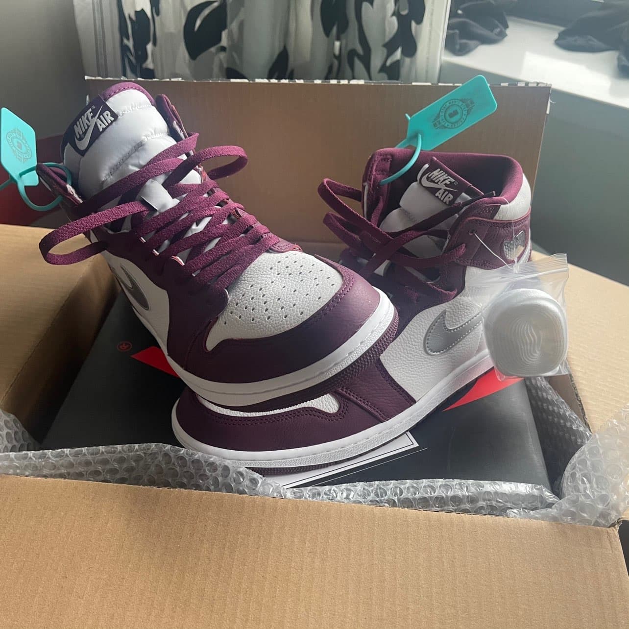 Jordan Air Jordan 1 high og "bordeaux" - фото покупателя Олег