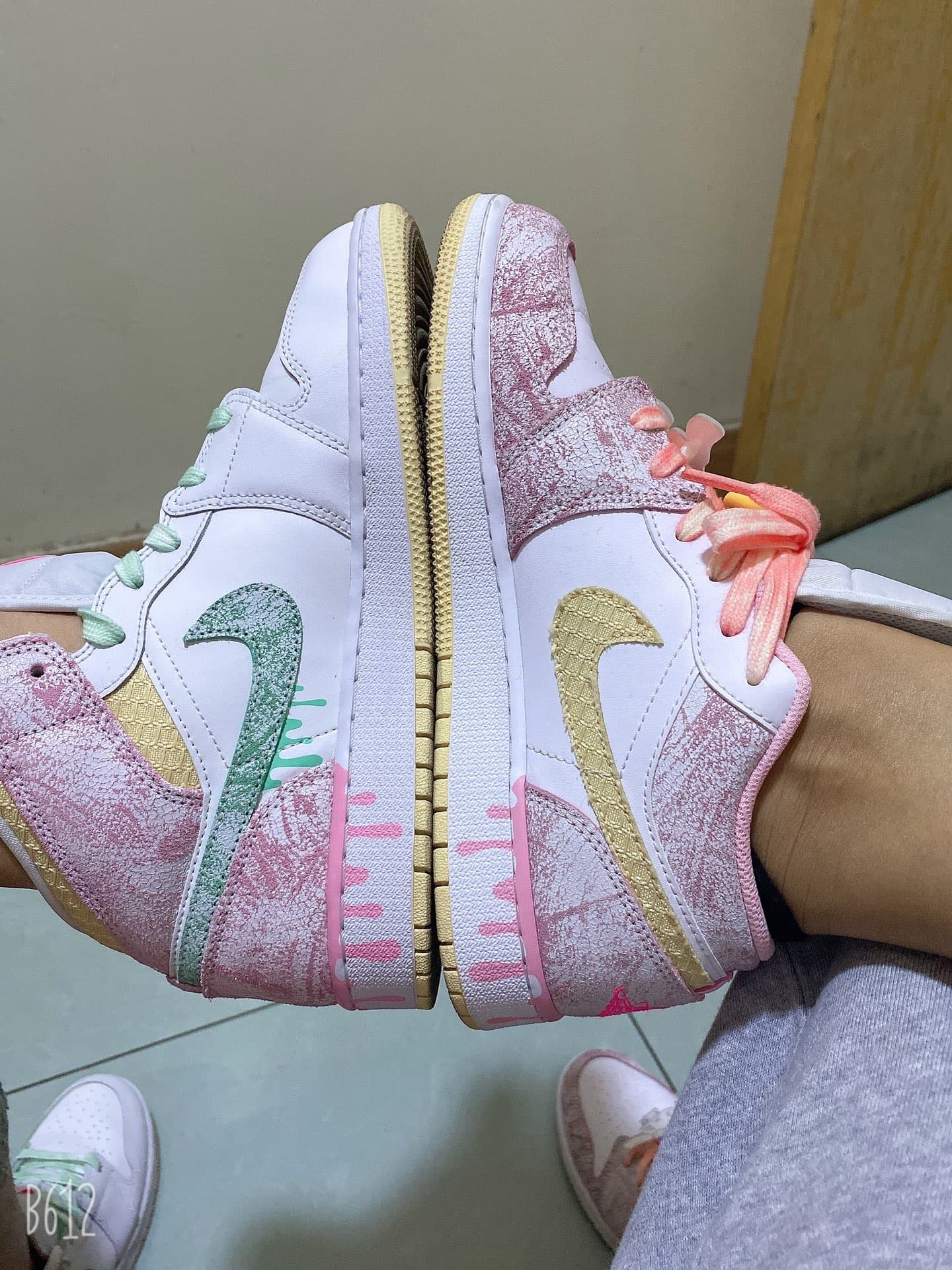 Jordan Air Jordan 1 Mid SE GS Paint Drip - фото покупателя Александра