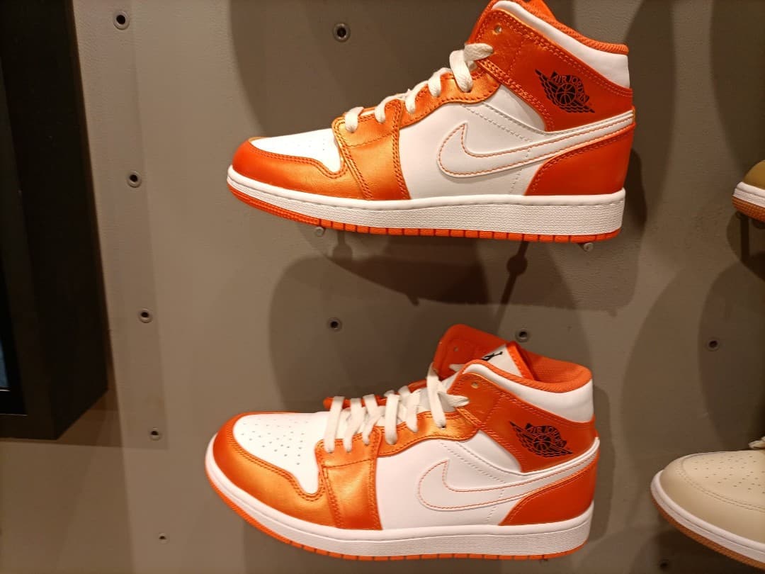 Jordan Air Jordan 1 mid se "white/orange" - фото покупателя Дима