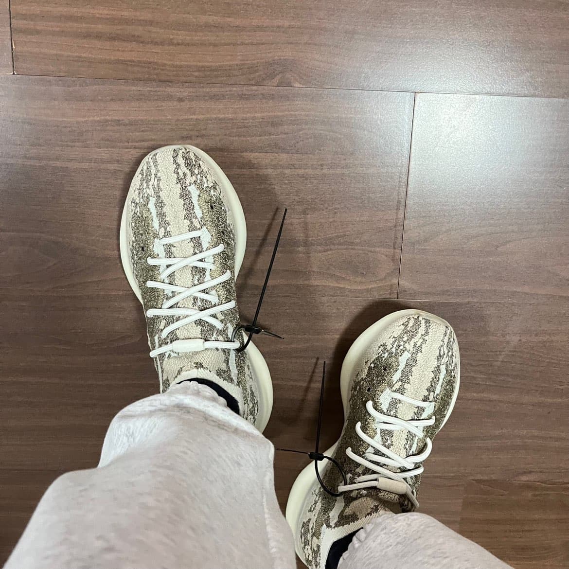 adidas originals Yeezy Boost 380 "Pyrite" - фото покупателя Дмитрий