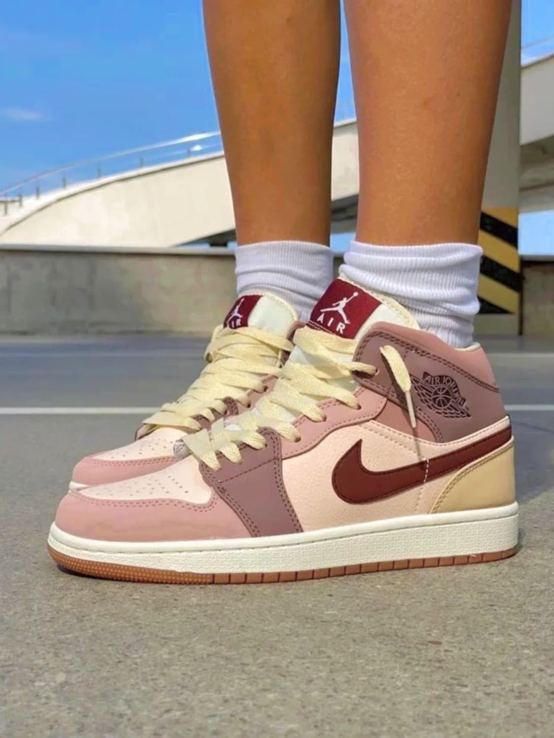 Jordan Air Jordan 1 mid se "neutral" - photo of buyer Виктория