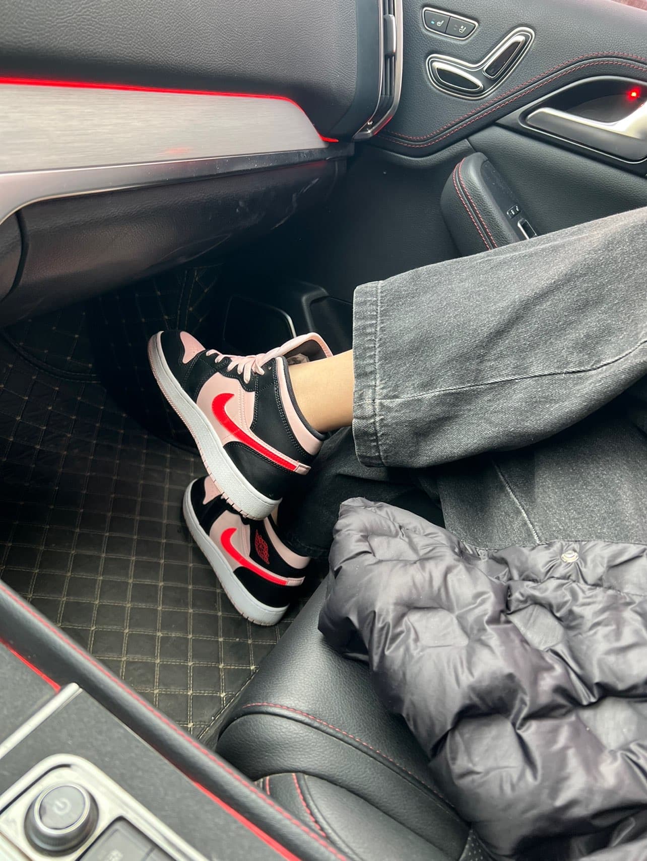 Jordan Air Jordan 1 Mid GS "Black Pink Crimson" - фото покупателя Людмила