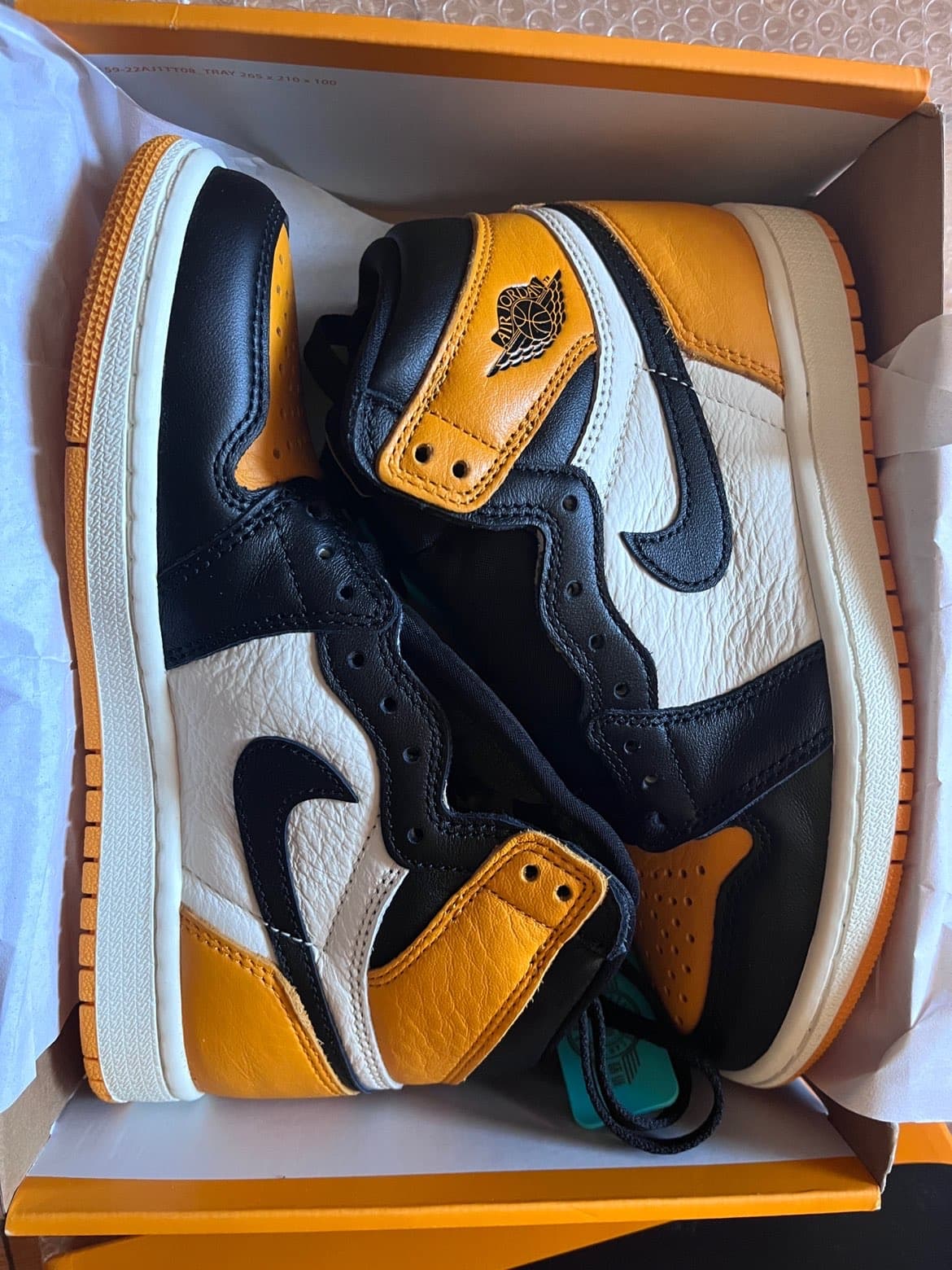 Jordan Air Jordan 1 high og "taxi" - фото покупателя Виктория