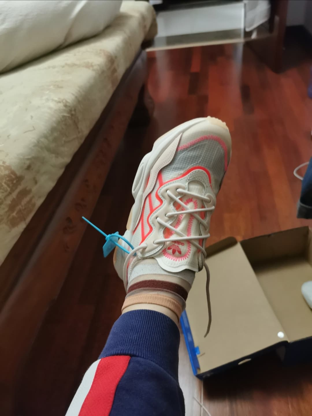 adidas originals Ozweego Signal Pink - photo of buyer Маргарита