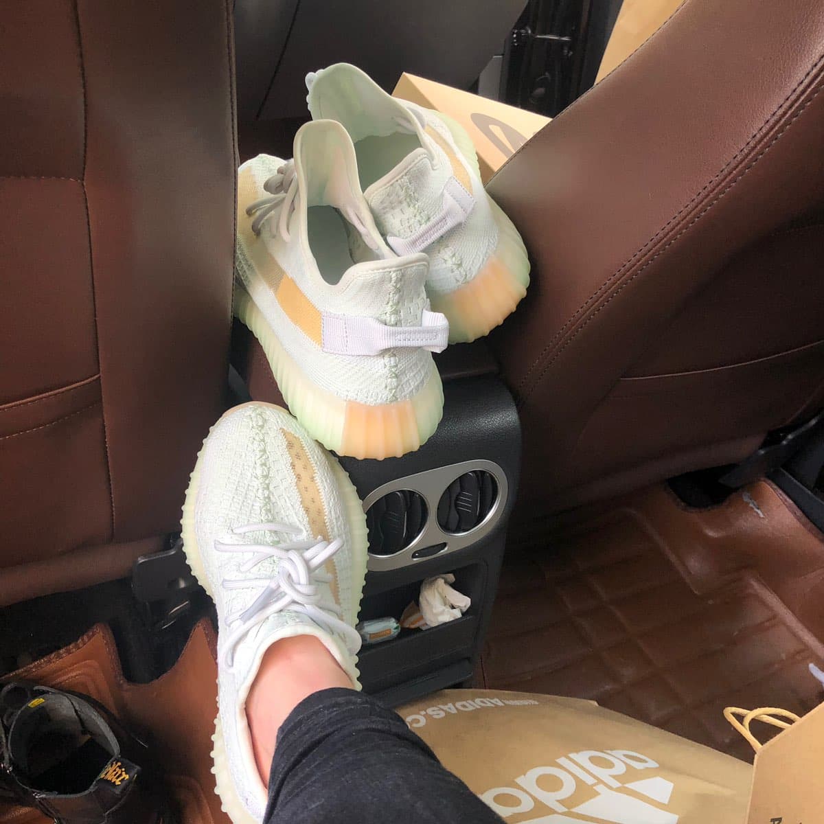 adidas originals Yeezy Boost 350 V2 Hyperspace - photo of buyer Татьяна