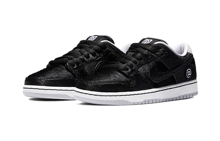 BE@RBRICK x Nike Dunk SB "BE @ RBRICK " - вид спереди