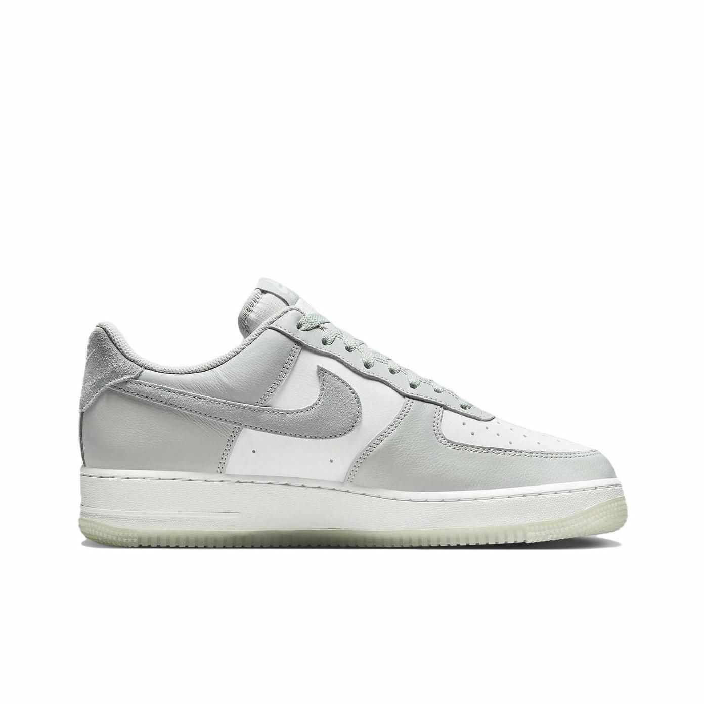 Nike Air Force 1 '07 LV8 "Light Silver Pumice" - вид с внутренней стороны