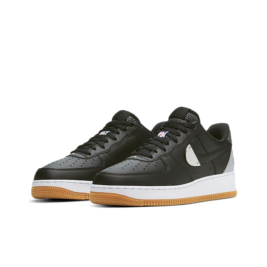 Nike Air Force 1 07 LV8 NBA - вид спереди
