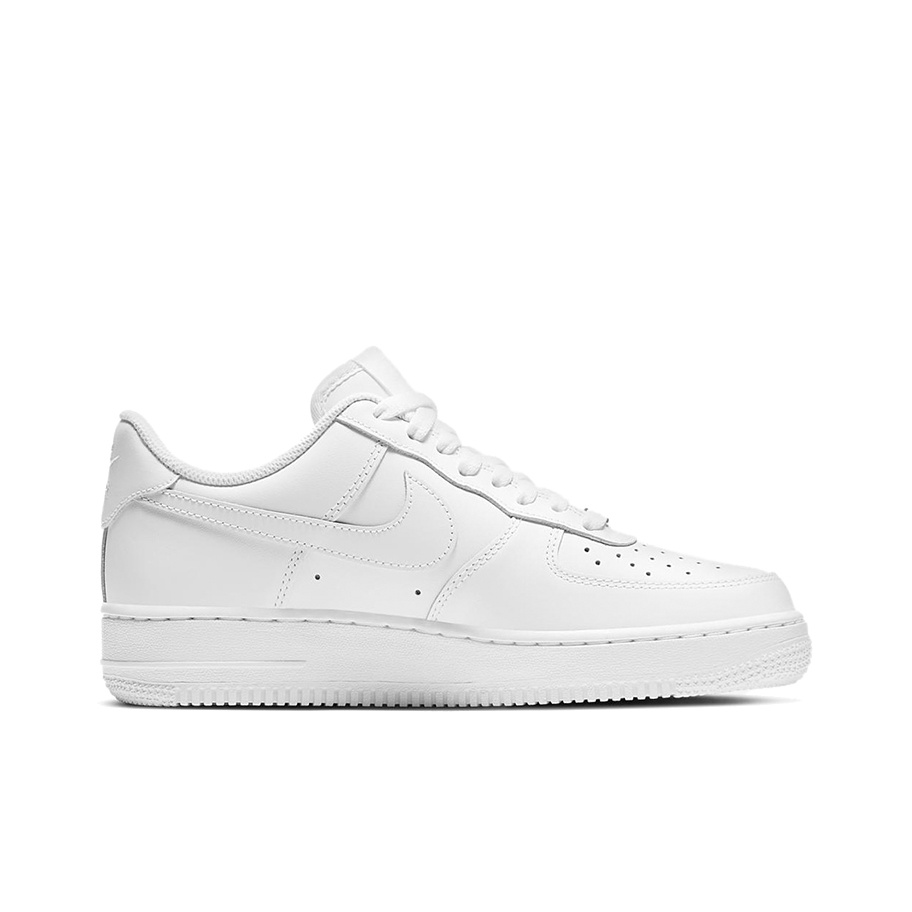 Nike Air Force 1 "Triple White" - вид с внутренней стороны