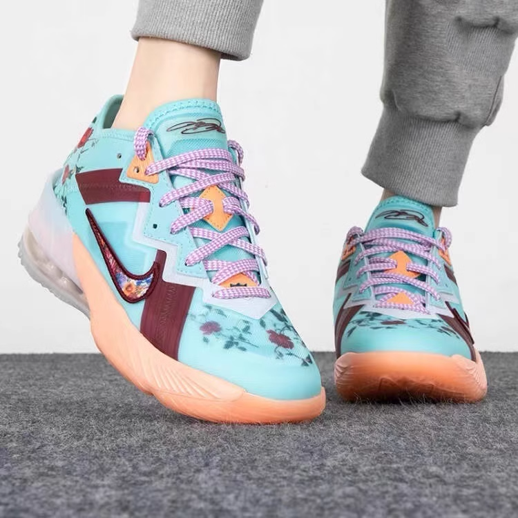 Nike Lebron 18 Low Floral - вид спереди