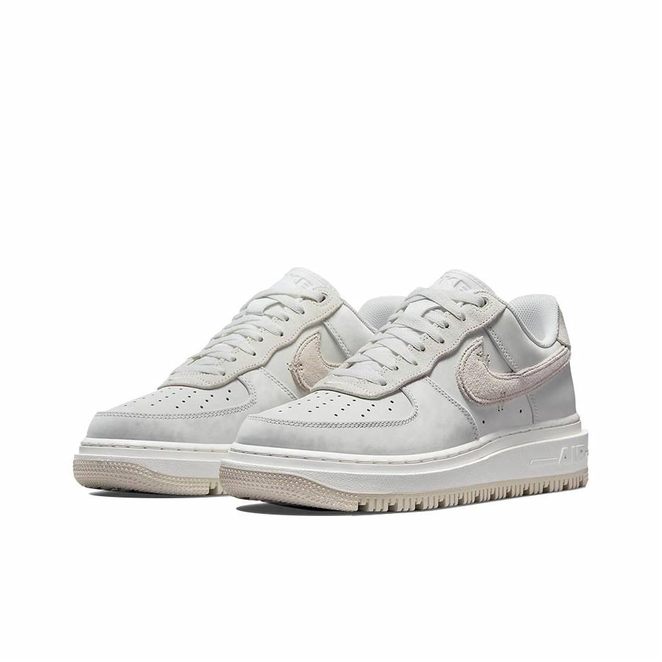 Nike Air Force 1 Luxe Summit White - вид спереди