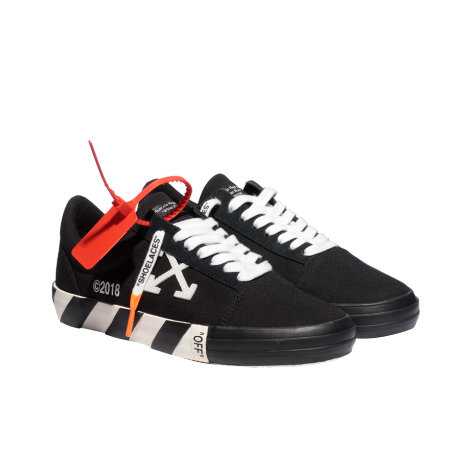 Off-White Vulc Low Top Black - вид спереди