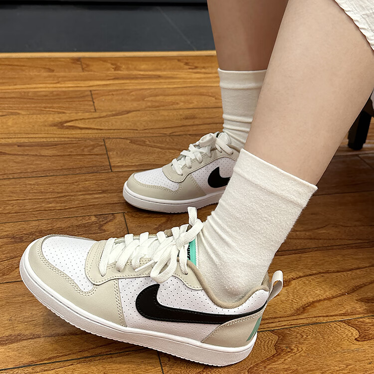Nike Court Borough - вид спереди