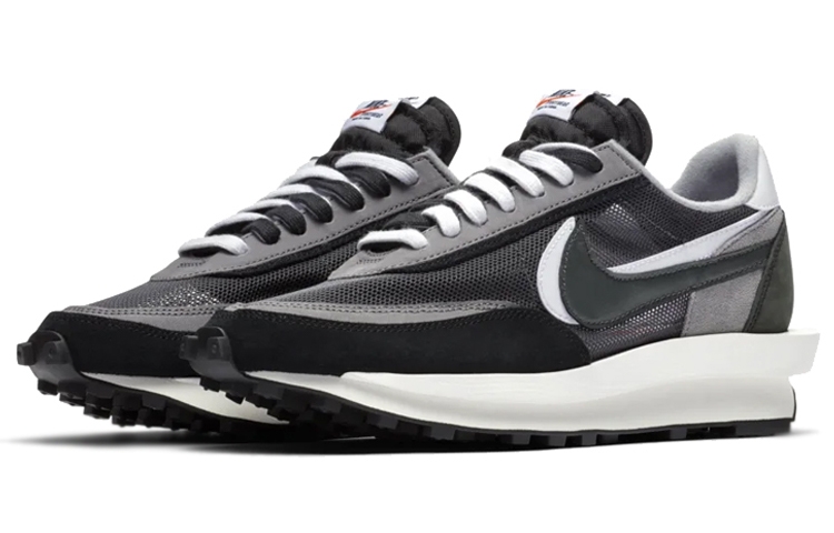 Sacai x Nike LDWaffle Black - вид спереди