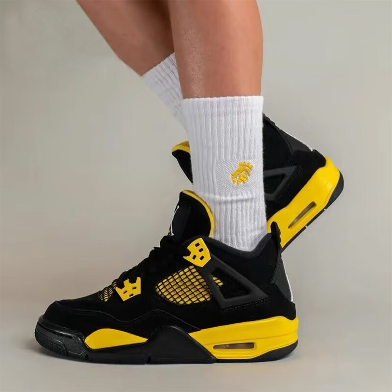 Jordan Air Jordan 4 "Thunder" - вид спереди