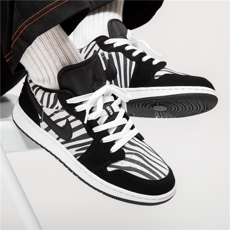 Jordan Air Jordan 1 Low Zebra - вид спереди