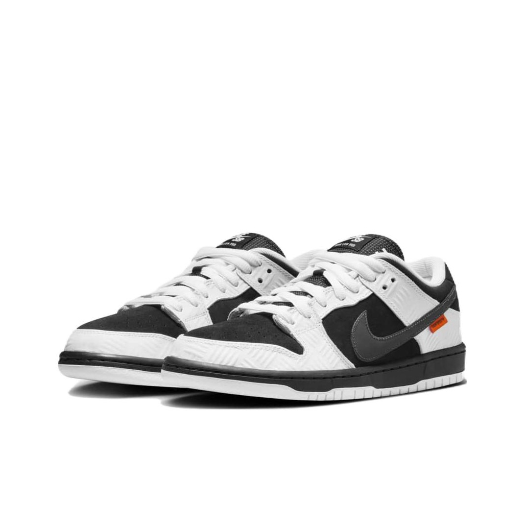 TIGHTBOOTH x Nike Dunk SB Low - вид спереди