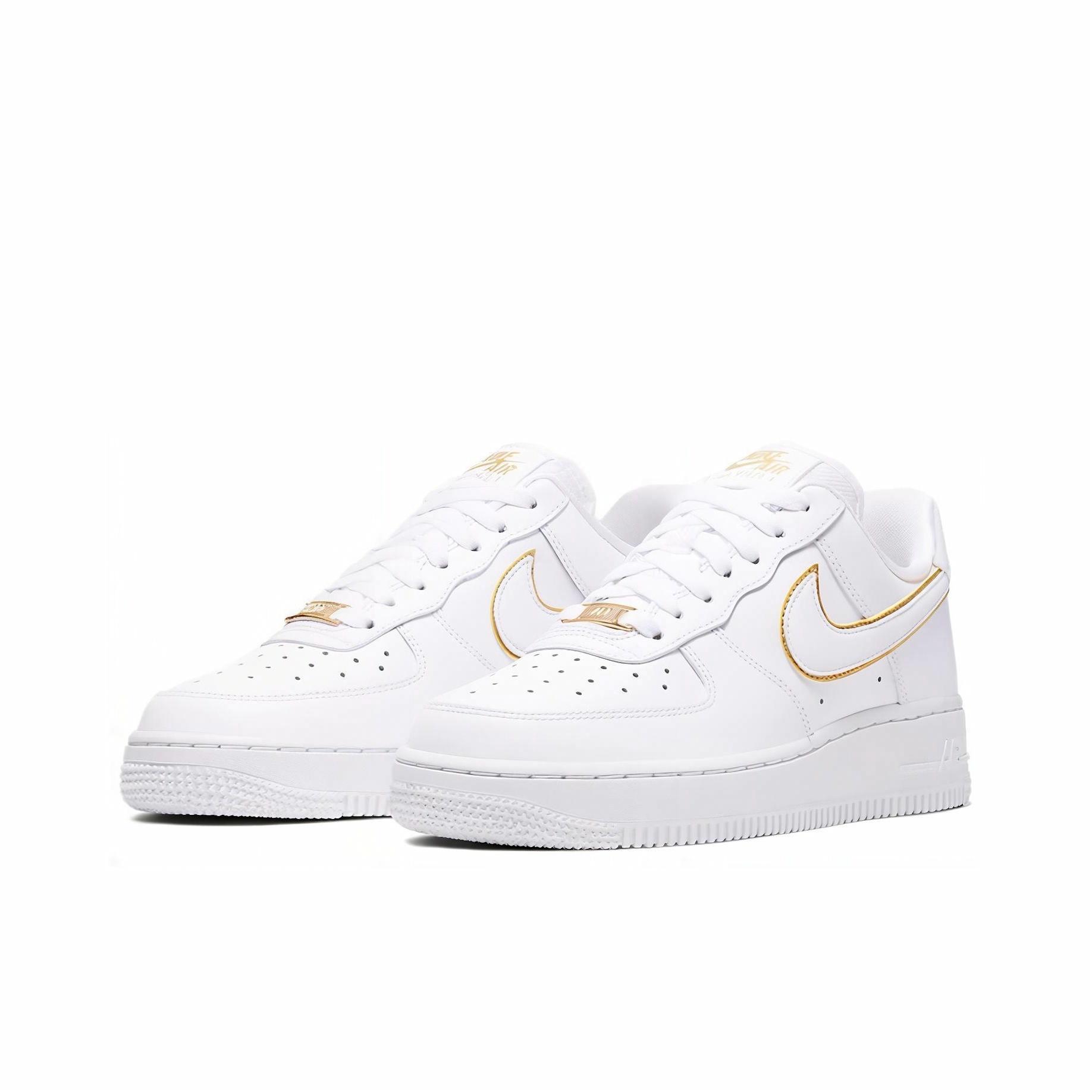 Nike Air Force 1 07 ESS 'Metallic Gold' - вид спереди