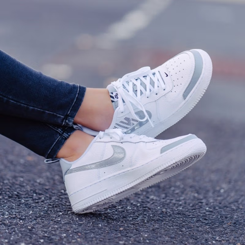 Nike Air Force 1 LV8 2 White Wolf Grey (GS) - вид спереди