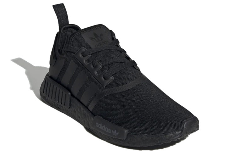 adidas NMD R1 Triple Black 2019/2020 - вид спереди