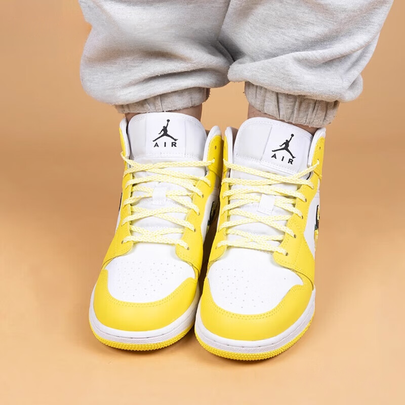 Jordan Air Jordan 1 Mid GS "Dynamic Yellow" - вид спереди