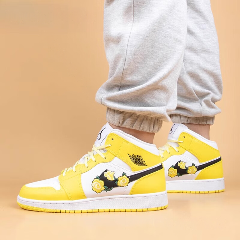 Jordan Air Jordan 1 Mid GS "Dynamic Yellow" - вид сзади