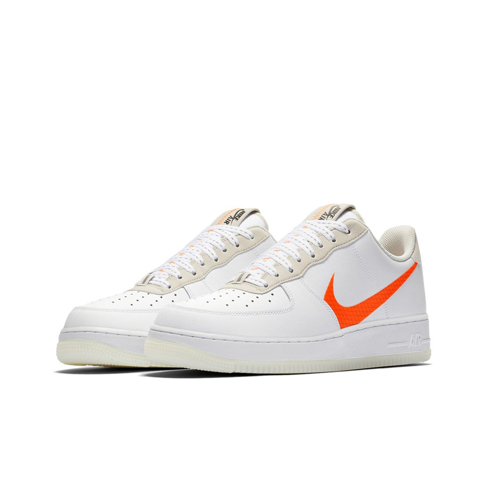 Nike Air Force 1 07 LV8 - вид спереди