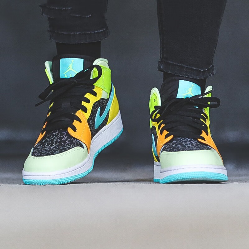 Jordan Air Jordan 1 Mid SE GS "Four Leaf Clover" - вид спереди